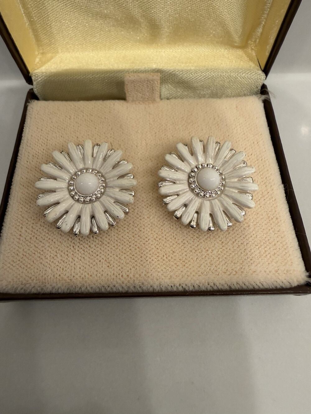 Vintage White Enamel Daisy Flower Stud Earrings Silver Tone Floral